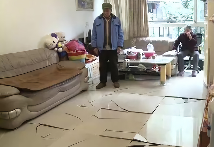 渝北的一戶居民家中,地上的瓷磚連續(xù)爆裂六小時.jpg